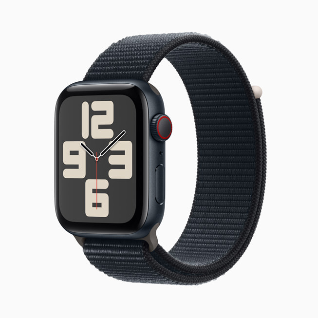 Apple Watch SE i midnatt i aluminium med Sport Loop i midnatt.