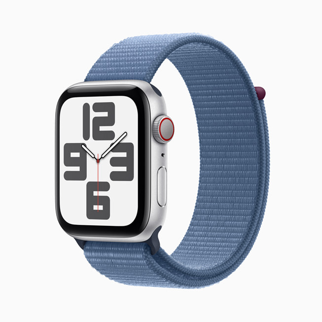 Hodinky Apple Watch SE s pouzdrem ze stříbrného hliníku a modrým sportovním řemínkem.