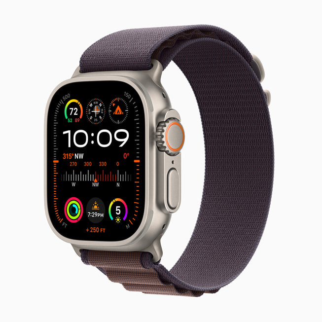 Apple Watch Ultra 2 搭配新款靛藍色高山錶環。