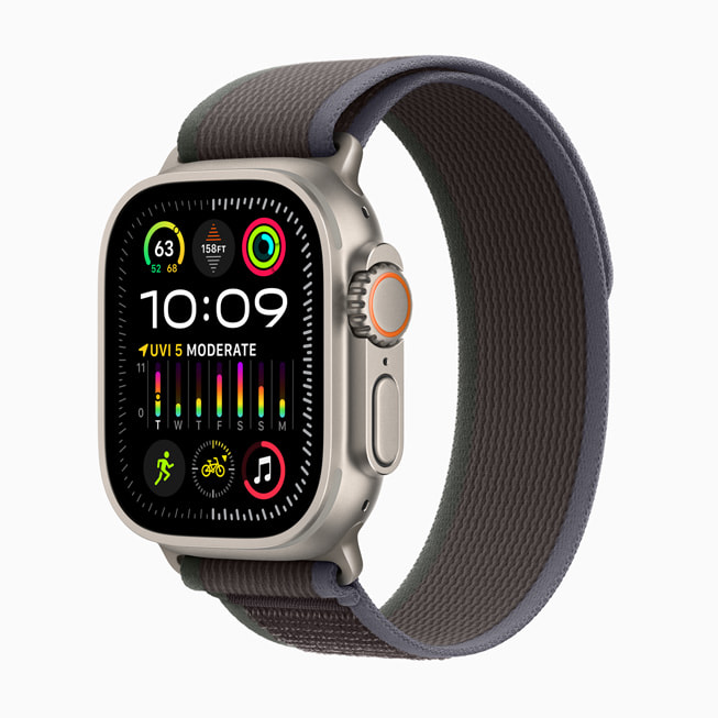 Apple Watch Ultra 2 s novým modro-černým Trailovým tahem.