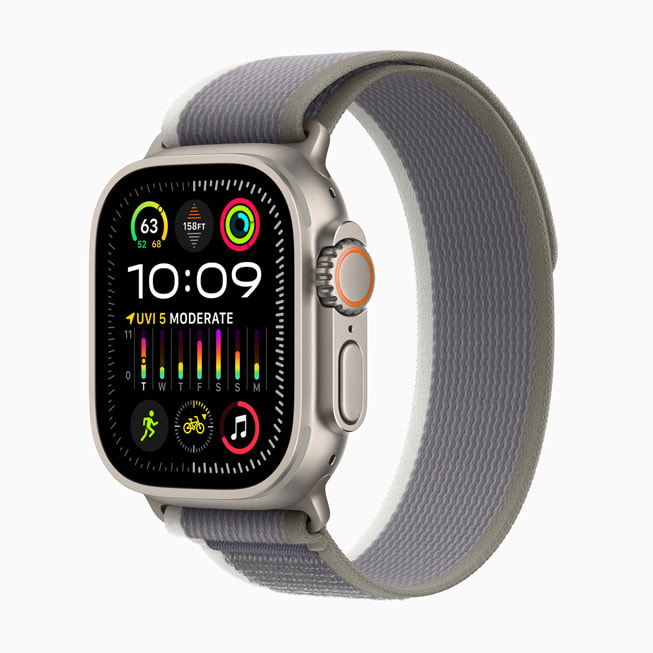 Apple Watch Ultra 2 s novým zeleno-šedým Trailovým tahem.