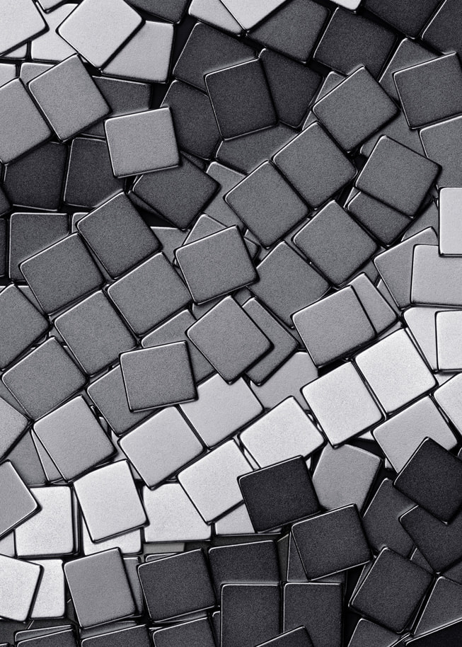 Detail na hromadu recyklovaných magnetů ze vzácných zemin, které se používají při výrobě produktů Apple.