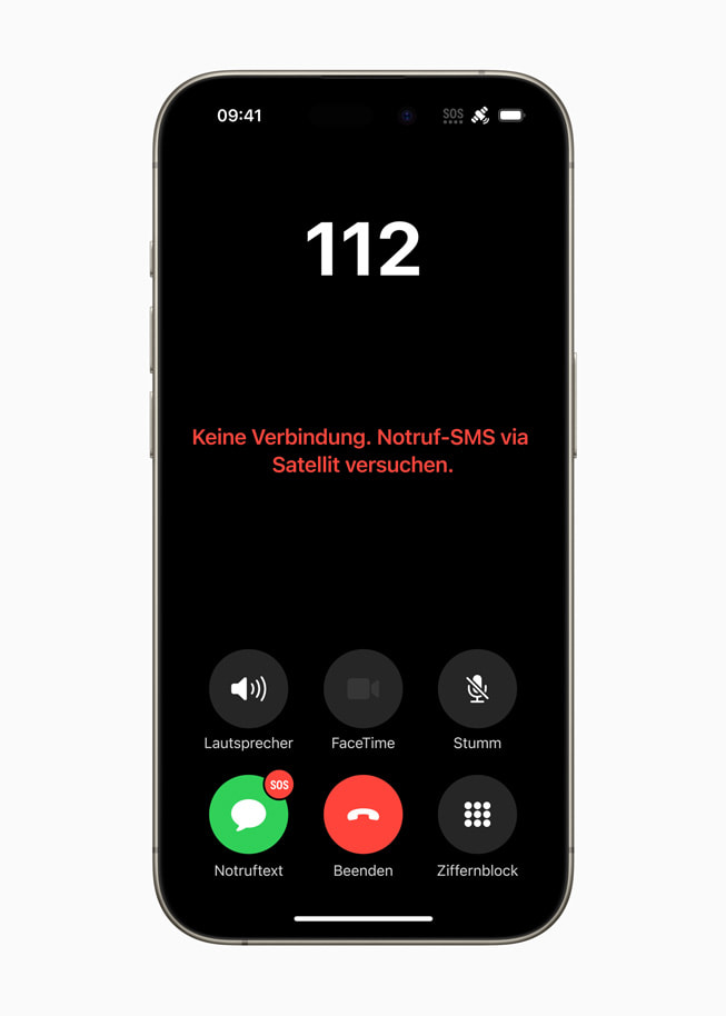 Ein:e iPhone 15 Pro Anwender:in wird aufgefordert, Notruf SOS über Satellit zu verwenden, um einen Notdienst zu kontaktieren.