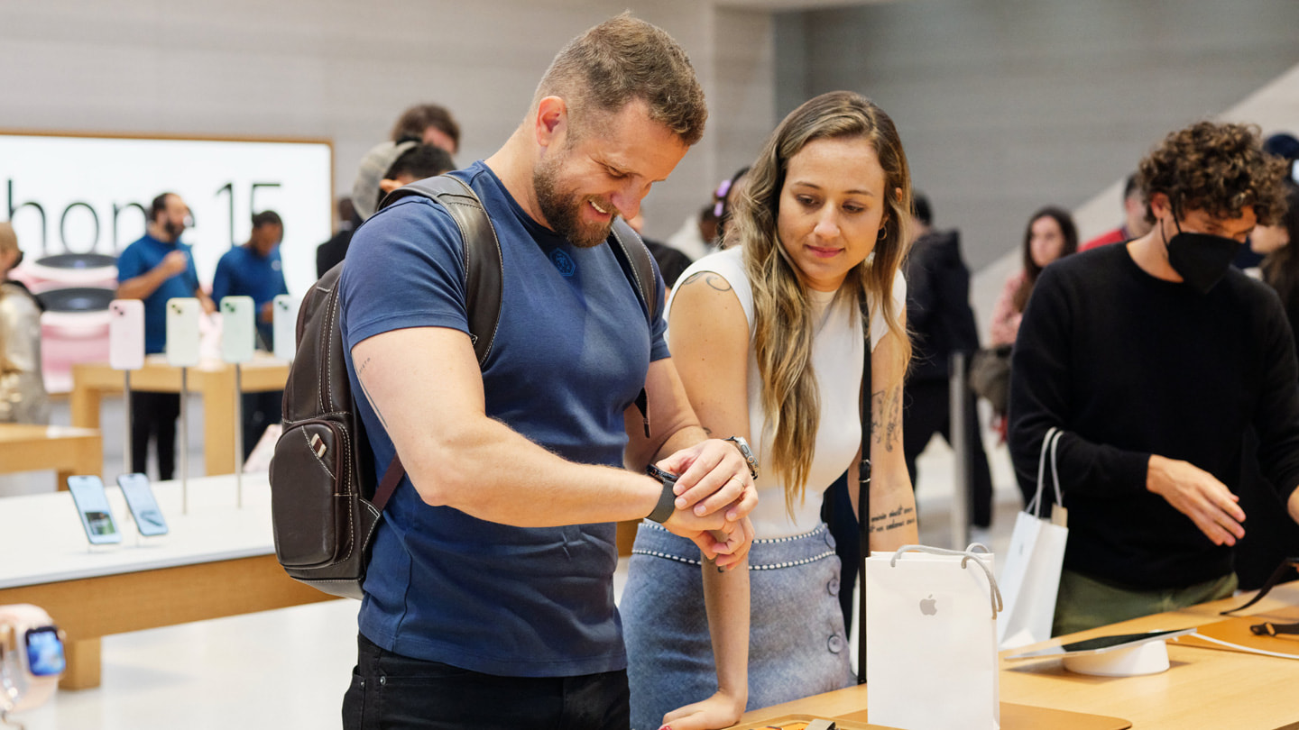 Deux personnes explorent la nouvelle gamme Apple Watch dans la boutique Apple Fifth Avenue à New York. La personne à gauche essaie une Apple Watch Series 9.