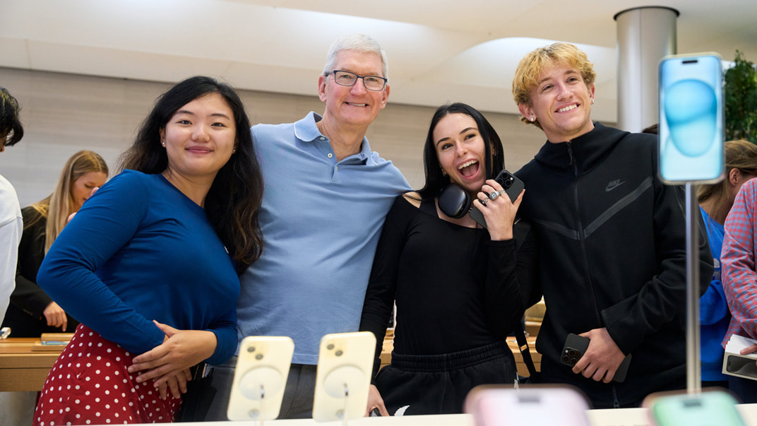 https://www.apple.com/newsroom/images/2023/09/iphone-15-lineup-and-new-apple-watch-lineup-arrive-worldwide/article/Apple-5th-Ave-New-York-customers-with-Tim-Cook-230922_Full-Bleed-Image.jpg.slideshow-medium.jpg