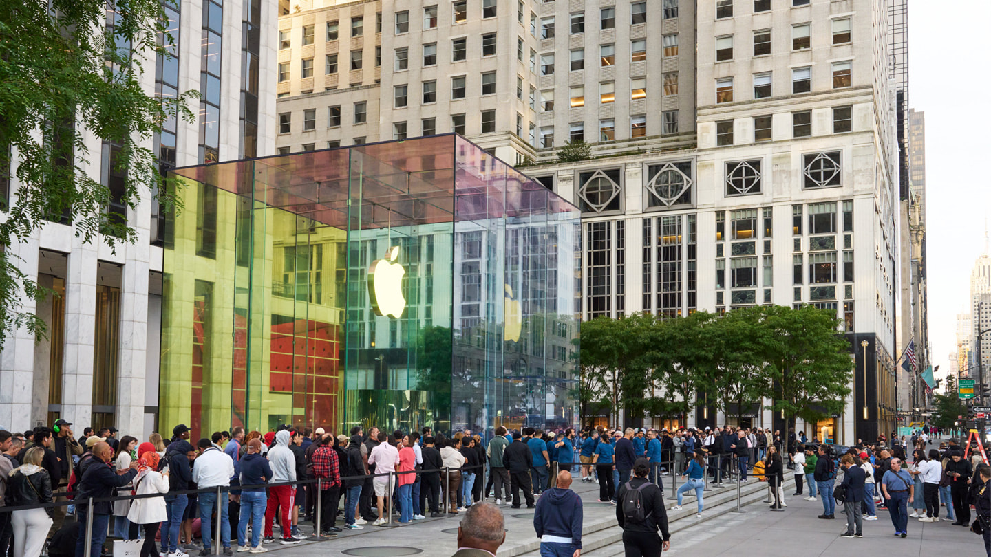 De nombreuses personnes attendent en file à l’extérieur d’Apple Fifth Avenue à New York.