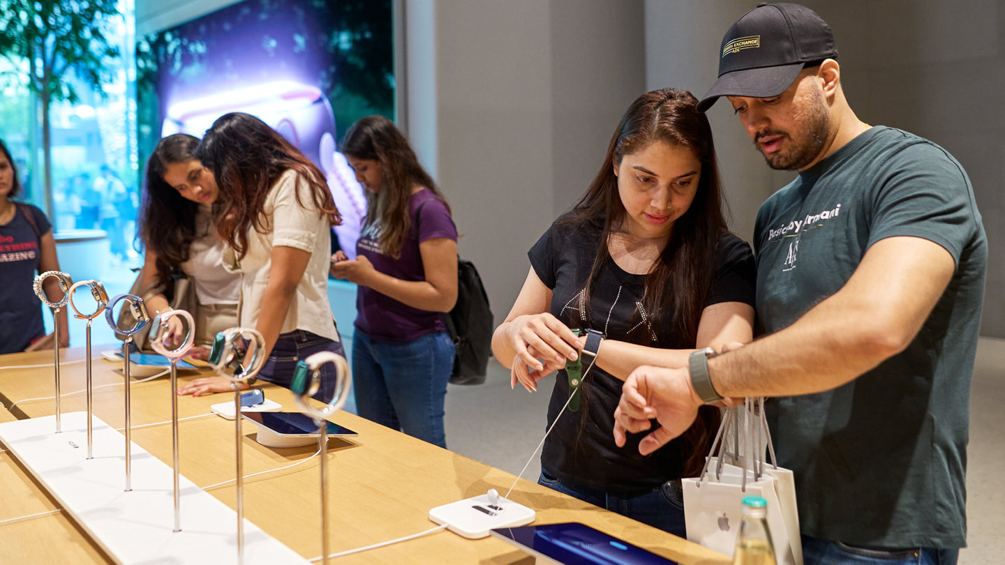 عملاء يجربون ساعة Apple Watch Series 9 الجديدة.