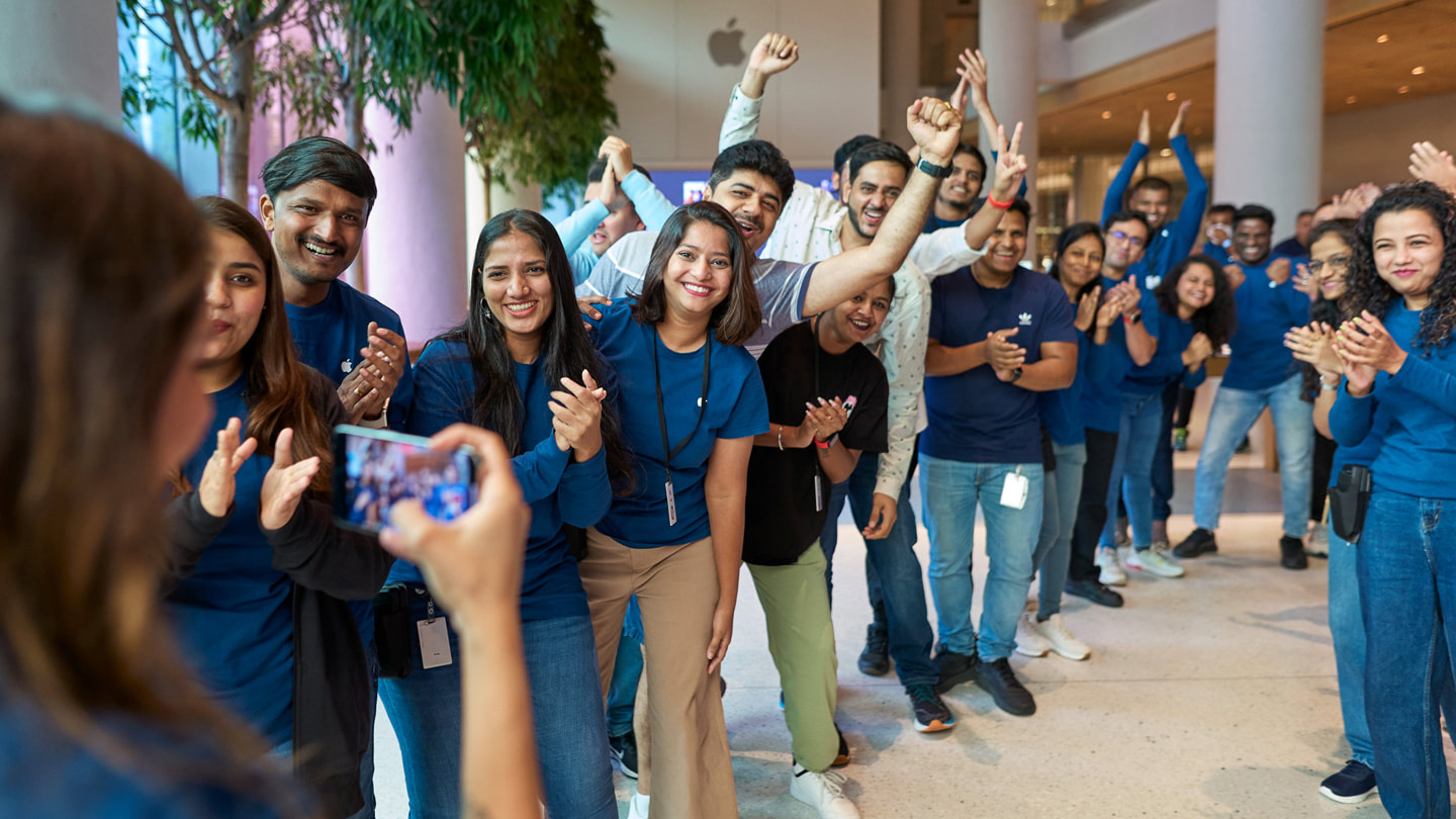  Apple BKC Teammitglieder applaudieren den ersten iPhone 15 Kund:innen, die den Store betreten.