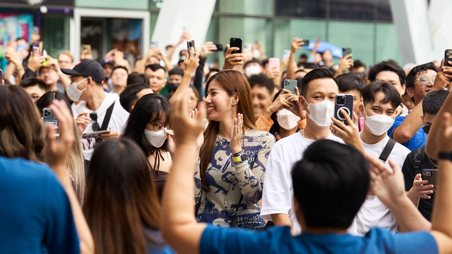 La foule à l’extérieur de la boutique Apple Central World à Bangkok.