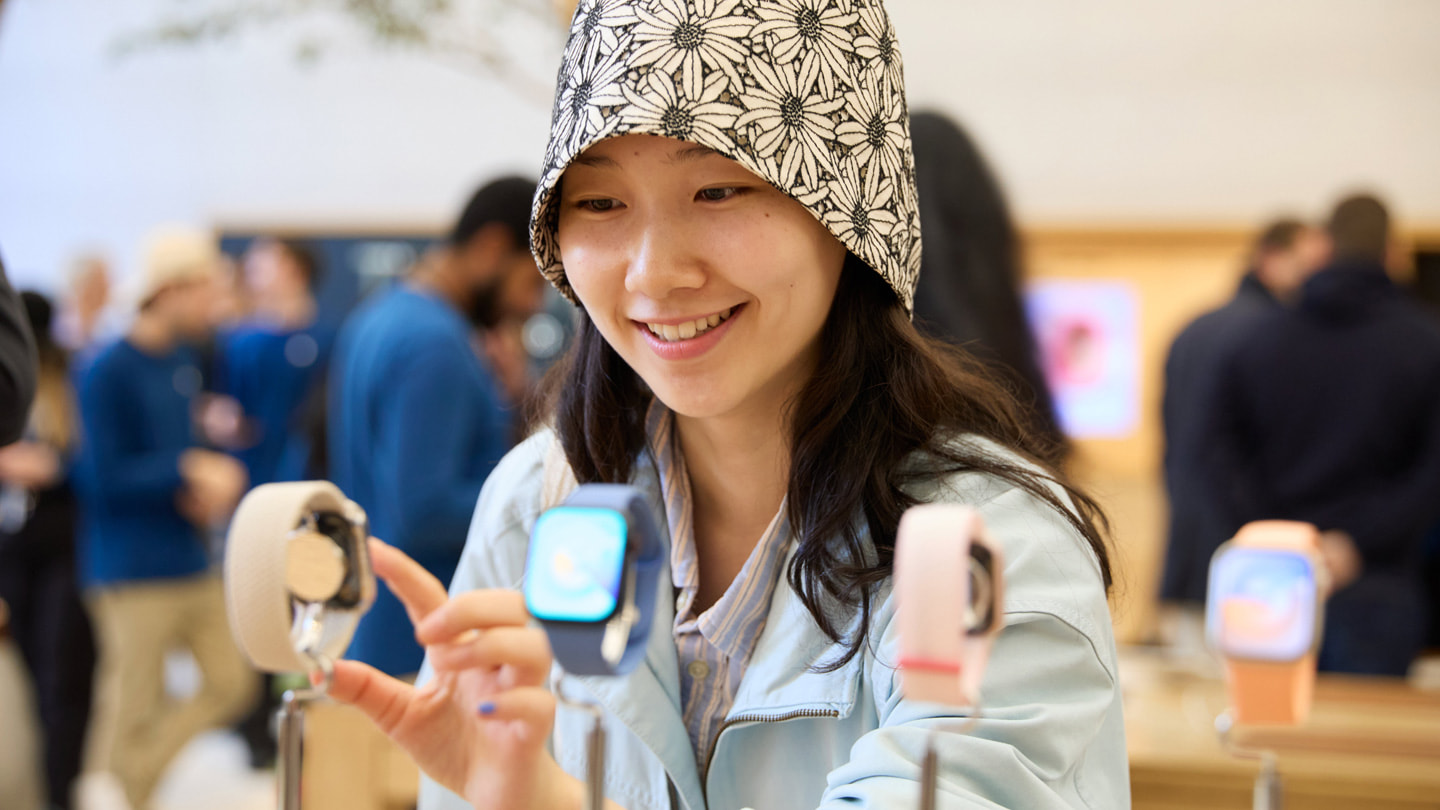 عميلة تتفحص ساعة Apple Watch Series 9 الجديدة في متجر Apple Regent Street في لندن.