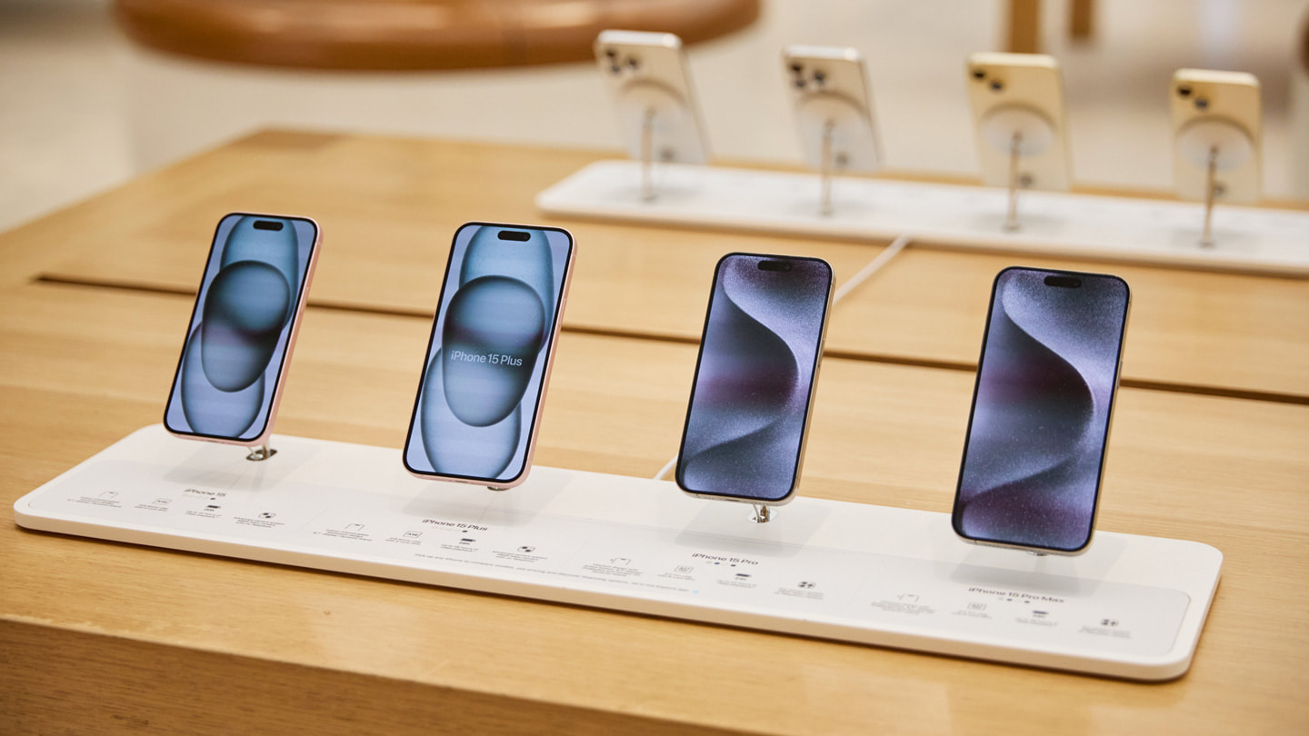Die iPhone 15 Produktfamilie auf einem Display Table im Apple Regent Street in London.