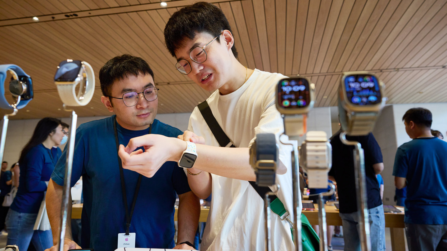 Ein Kunde probiert die neue Apple Watch Series 9 an.