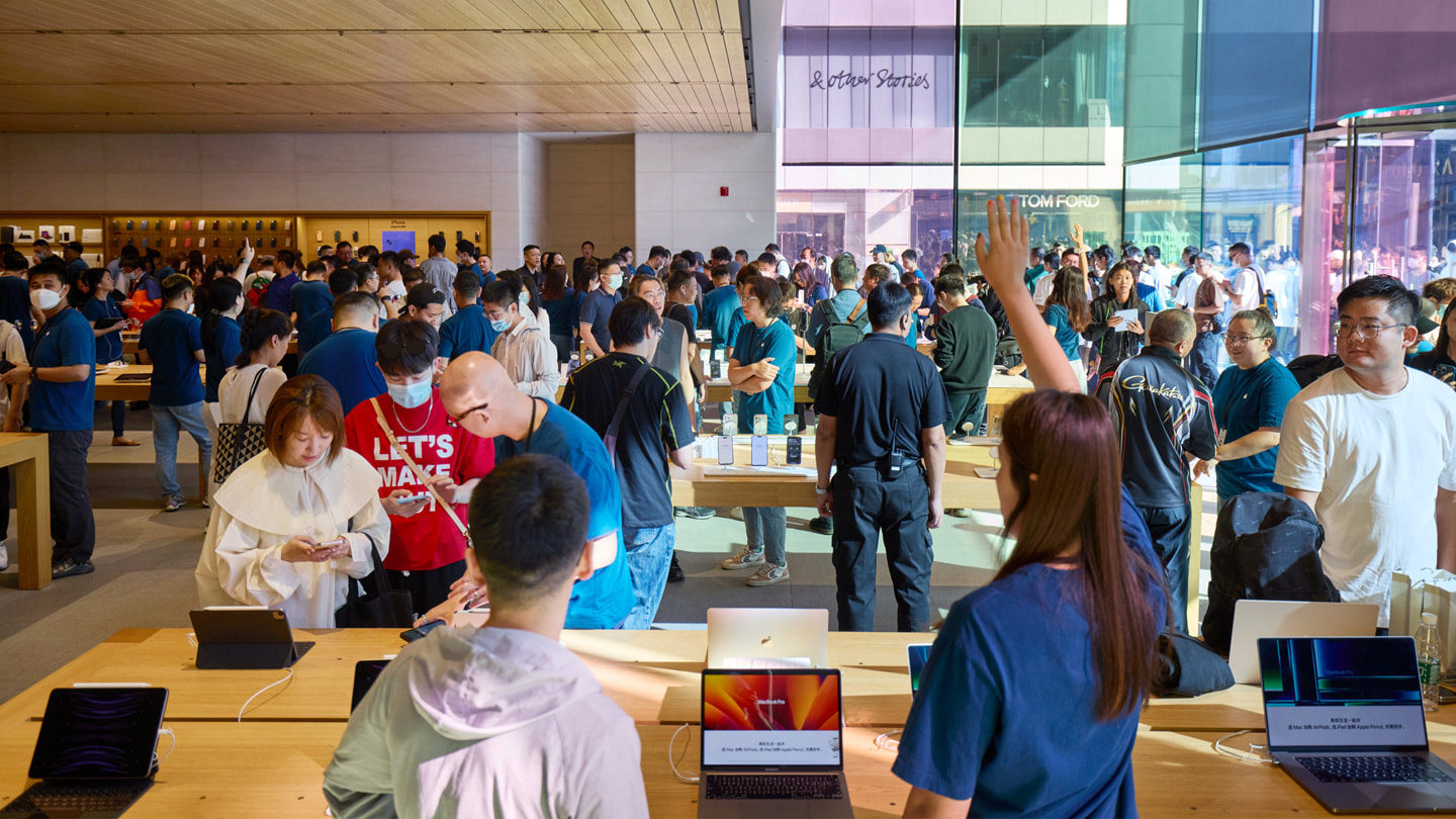 Die Menschenmenge im Apple Sanlitun, die auf das Eintreffen der neuen iPhone 15 und Apple Watch Modelle wartet.