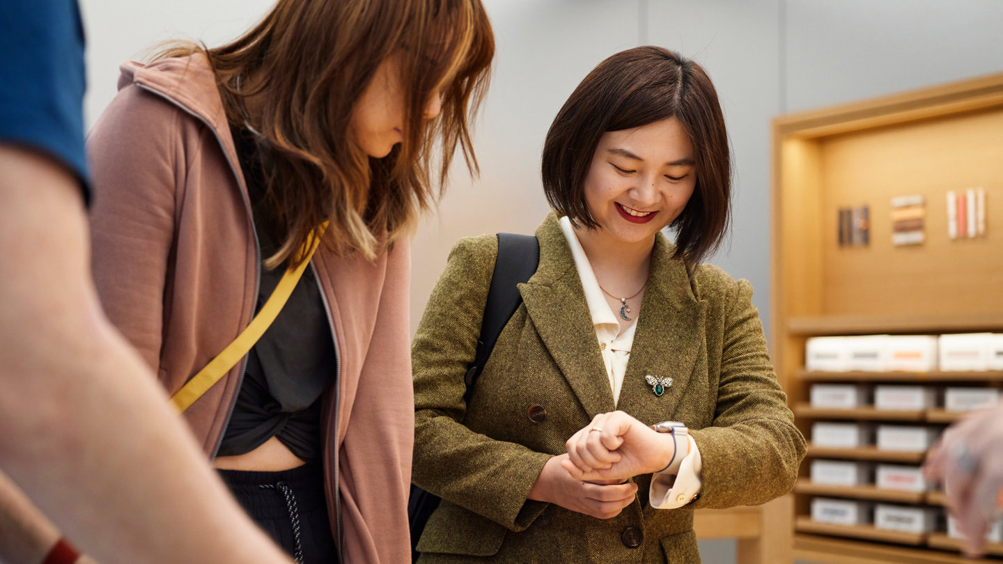 To kunder prøver Apple Watch Ultra 2 i Apple Sydney, Australien.
