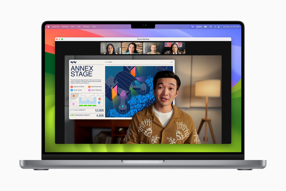 Panggilan konferensi video di MacBook Pro menampilkan presenter di depan dokumen yang sedang mereka tampilkan.