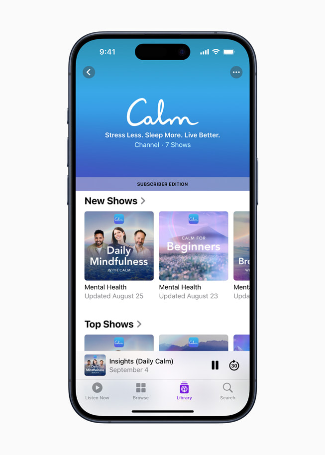 Na displeji iPhonu 15 Pro se zobrazuje stránka s podcasty aplikace Calm, kterou si předplatitel pořídil.