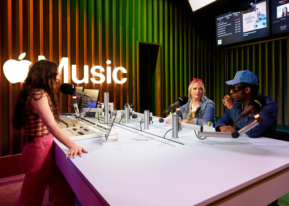 Illustration for Kelleigh Bannens program Today’s Country Radio på Apple Music. Billede, som viser Bannen i Apple Music-studiet sammen med to gæster.