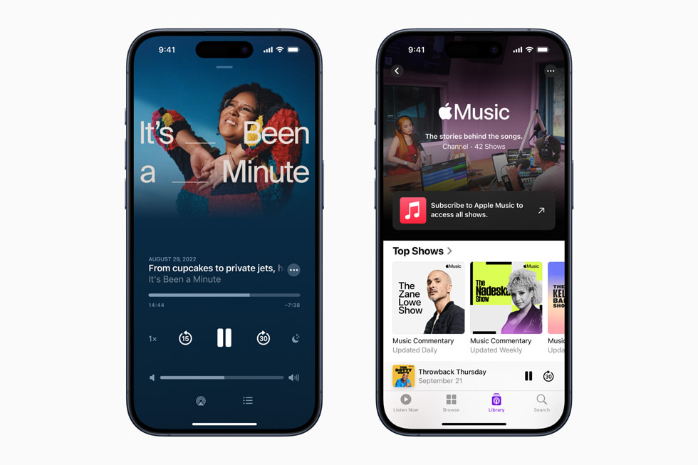 兩台 iPhone 15 Pro 螢幕顯示 iOS 17 中的 Apple Podcast 體驗。