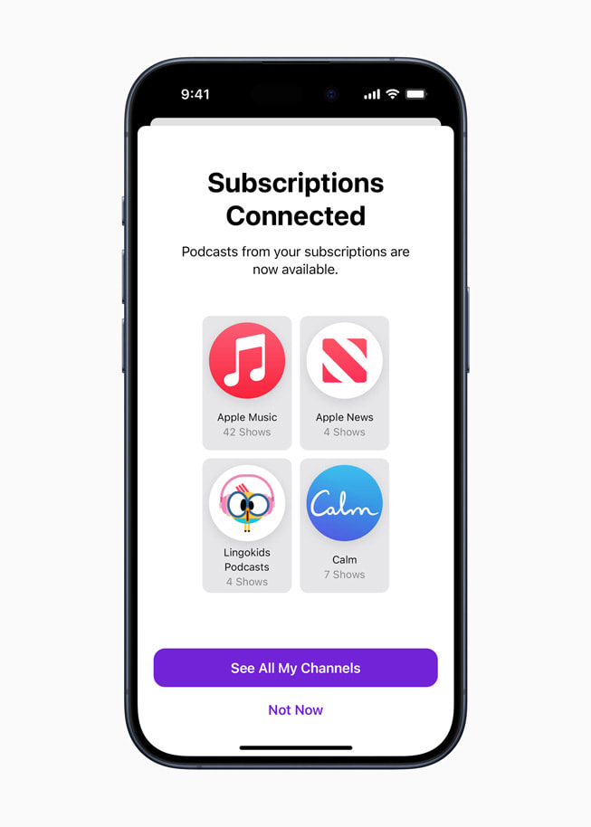 Layar iPhone 15 Pro menampilkan antarmuka Apple Podcasts dan bertuliskan “Langganan Terhubung: Podcast dari langganan Anda kini tersedia,” dan juga tombol yang bertuliskan “Lihat Semua Saluran Saya.”