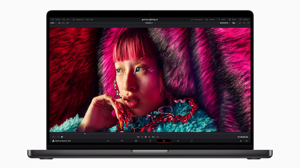 ビデオ編集ワークフローの一部としてピンクの髪の人が表示されている、新しいMacBook Pro。