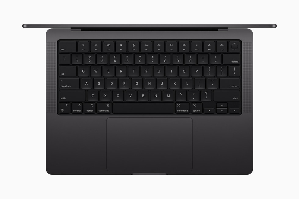 Tampak atas MacBook Pro baru berwarna hitam kosmik, dengan fokus pada papan ketik.