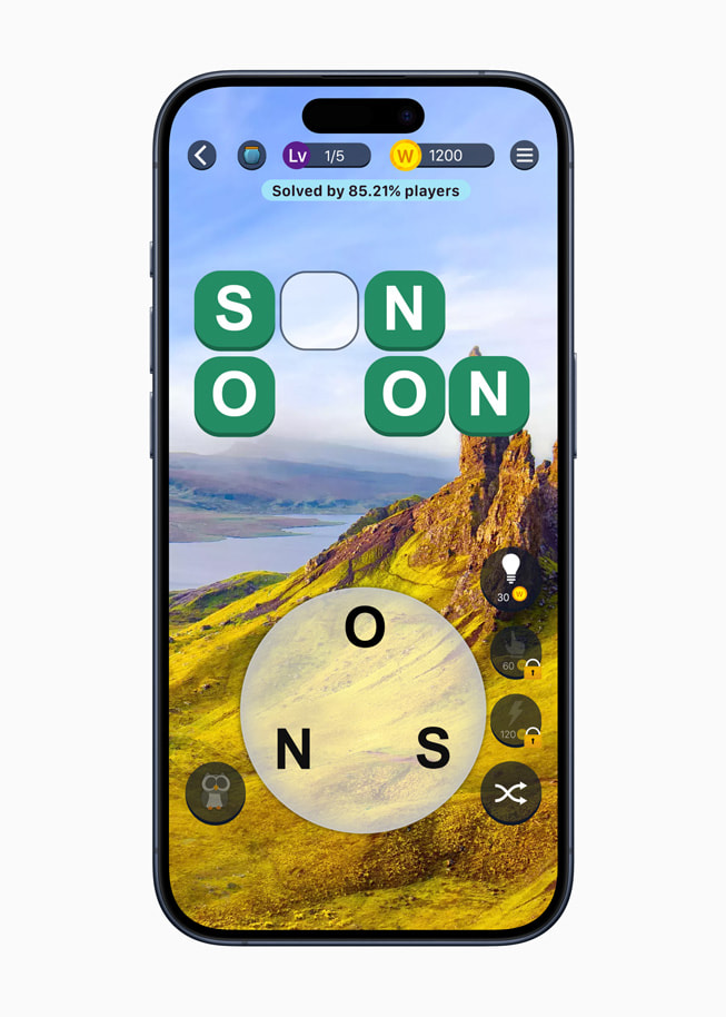 Crossword Jam+ 게임의 스틸 이미지를 보여주는 iPhone 15 Pro