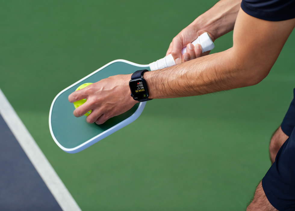 Imagen que muestra a un jugador sosteniendo una raqueta y una pelota de pickleball.
