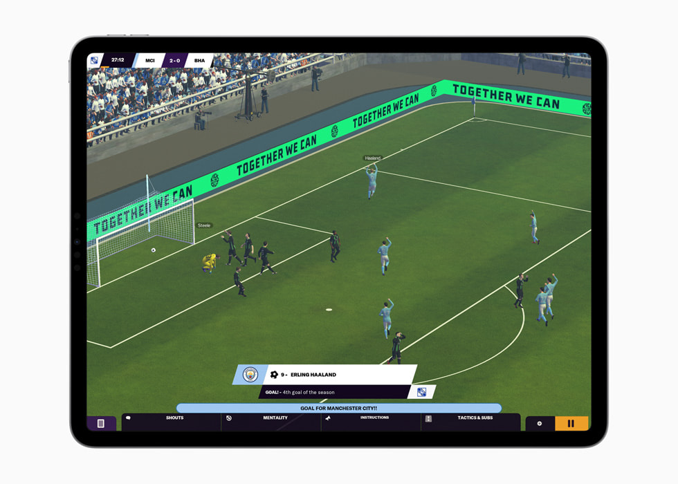 Football Manager 2024 Touch 게임 플레이 화면을 보여주는 iPad.