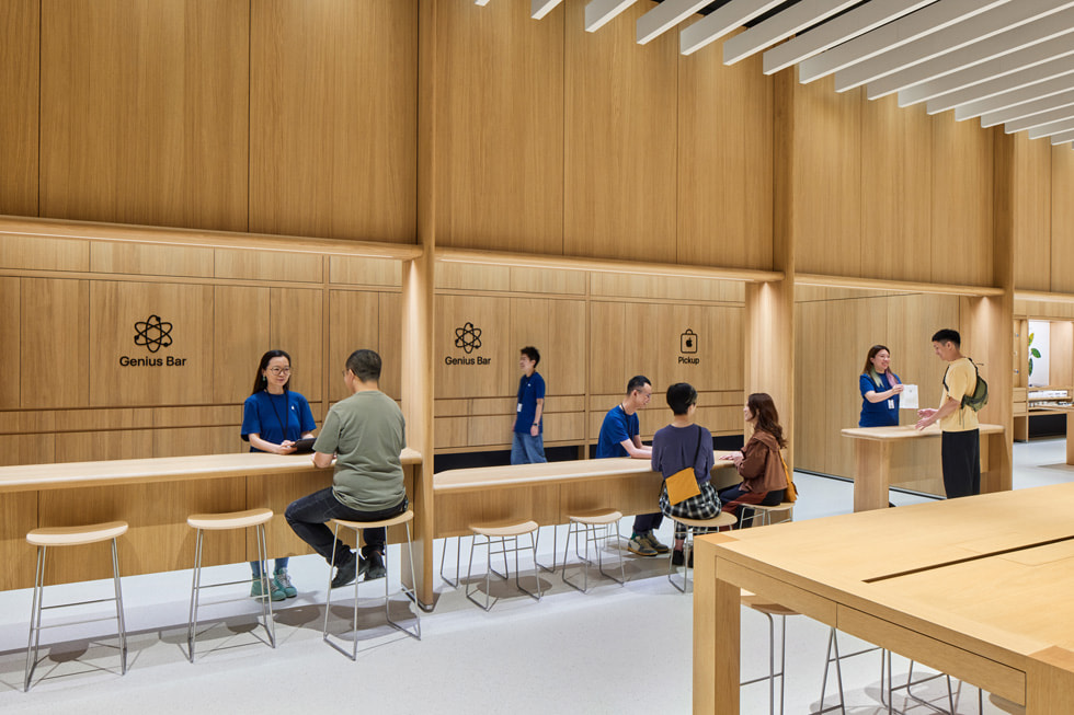 Especialistas Apple ajudam clientes no Genius Bar da Apple MixC Wenzhou.