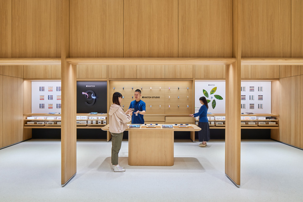 Apple Specialists bei der Beratung von Kund:innen iim Apple Watch Studio des Apple MixC Wenzhou.