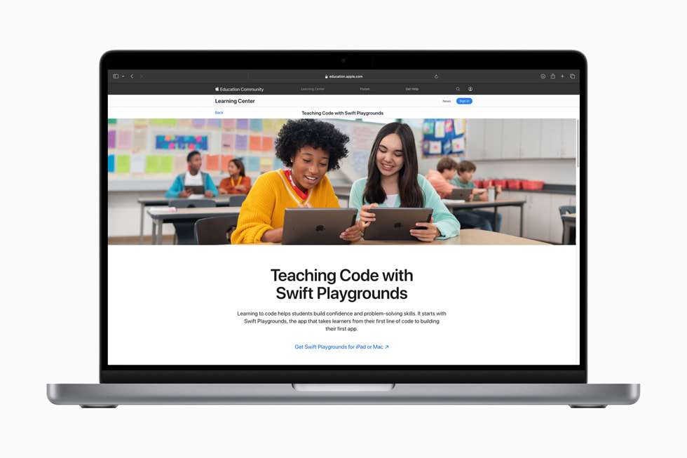 ‘Swift Playgrounds와 함께하는 코딩 교육’ 문구를 보여주는 MacBook.