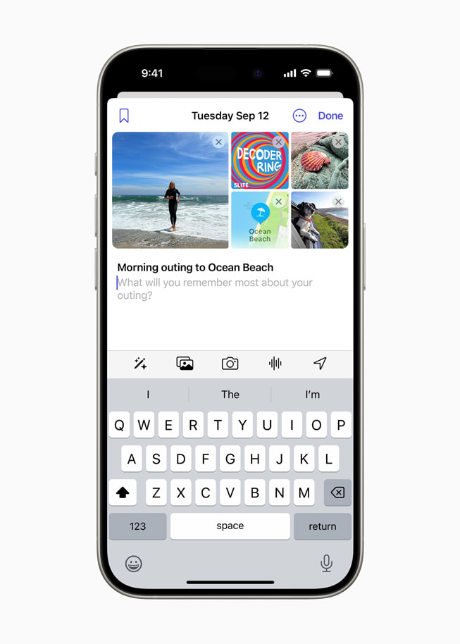 Een iPhone 15 Pro met een melding die de gebruiker erop wijst dat er een nieuwe suggestie in de Dagboek-app staat.