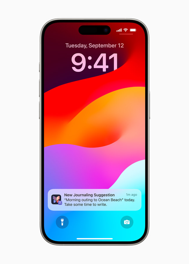 iPhone 15 Pro mit einer Mitteilung, dass es einen neuen Vorschlag in der Journal App gibt.