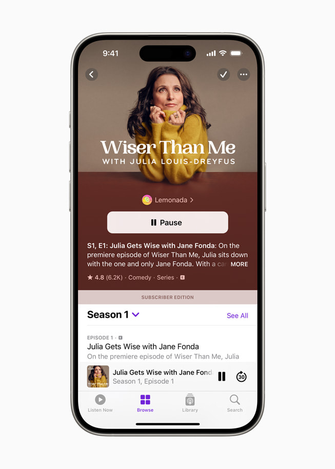 La page du podcast « Wiser Than Me with Julia Louis-Dreyfus » affichée sur un iPhone 15 Pro.