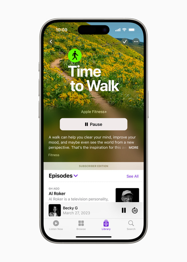 Un episodio de Hora de Andar con Al Roker en Apple Podcasts en un iPhone.