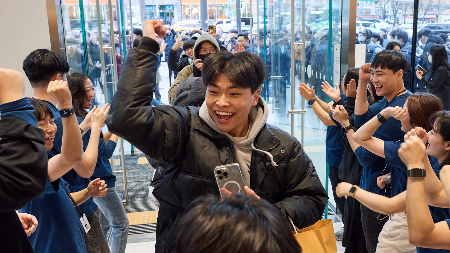 Los miembros del equipo de Apple dan la bienvenida a los clientes en la gran inauguración de Apple Hongdae.