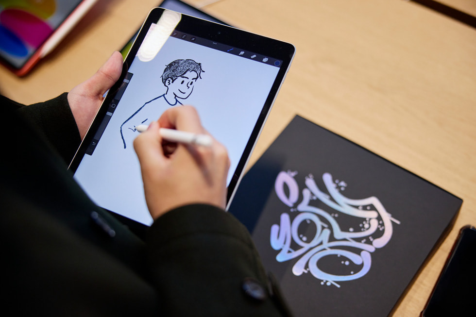 Un cliente deja volar su creatividad en un iPad con un Apple Pencil.