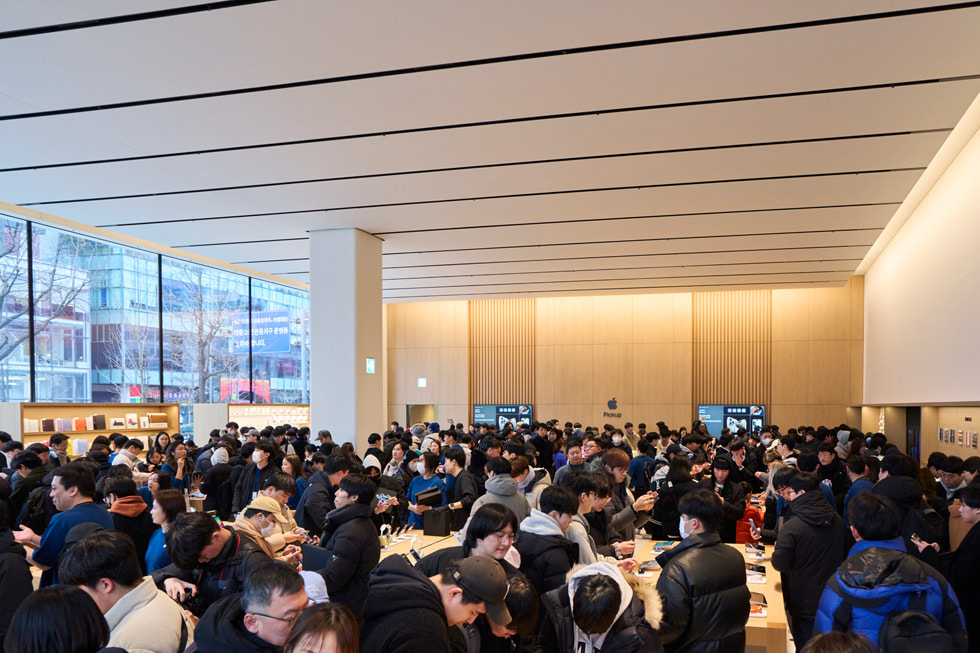L’ambiance animée d’Apple Hongdae, où des dizaines de clients et clientes explorent la boutique.