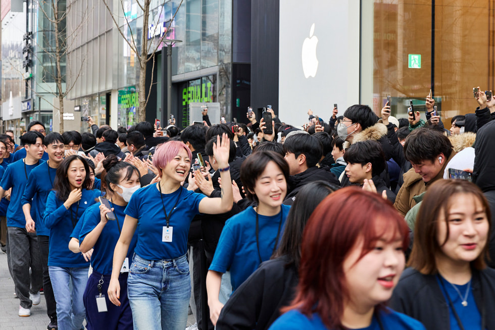 Apple 弘大零售店外的顧客和團隊成員。