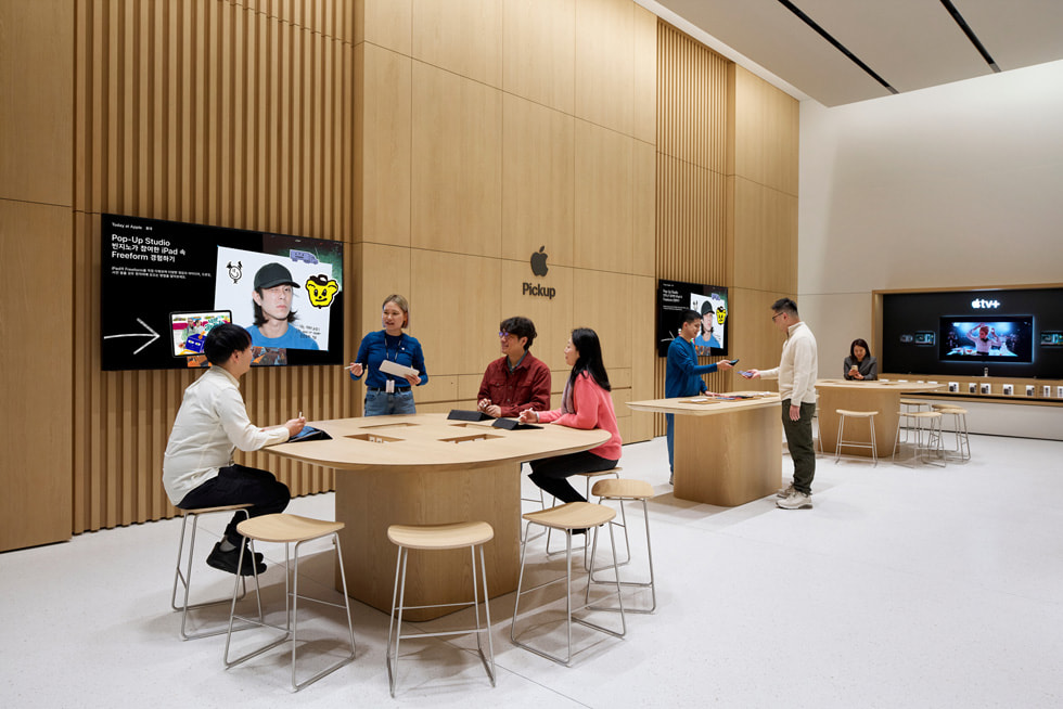 店內顧客安坐於專為 Today at Apple 課程而設的座位。