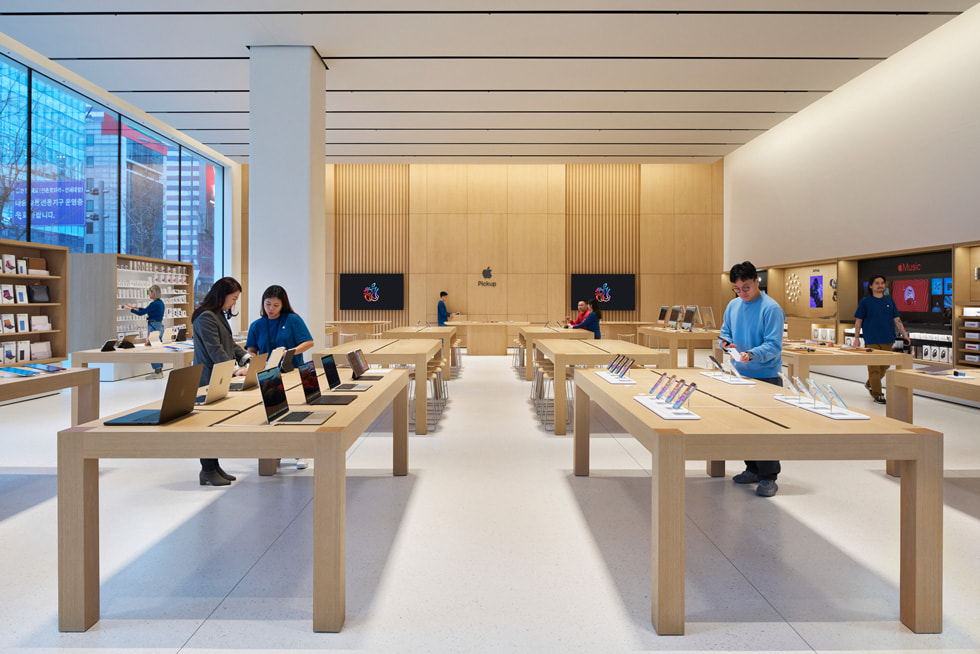 โต๊ะวางผลิตภัณฑ์ล่าสุดของ Apple ที่วางเรียงรายกันอยู่ภายในร้าน