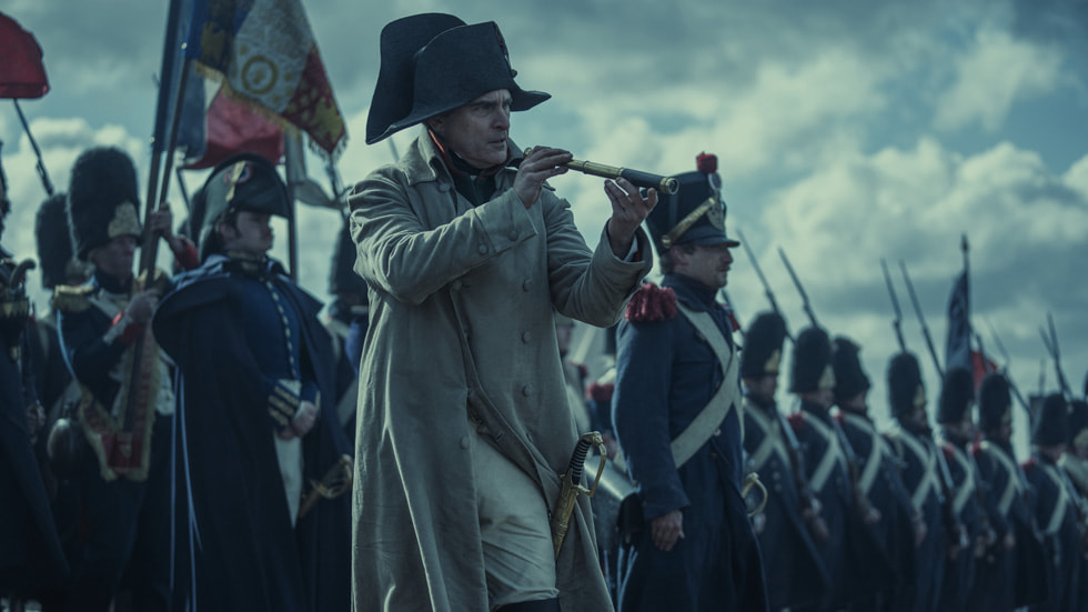 Image extraite de « Napoléon » montrant Joaquin Phoenix dans le rôle de Napoléon sur un champ de bataille.