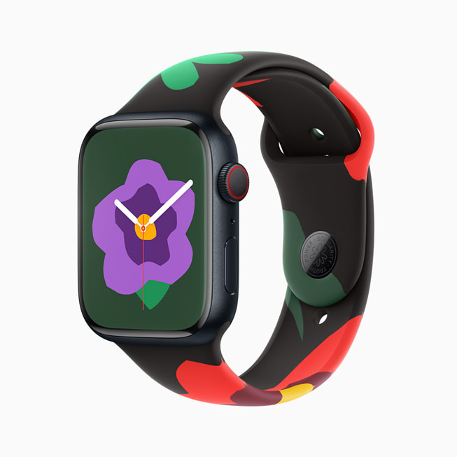 Apple Watch Series 9 avec les nouveaux bracelet et cadran de la Collection Black Unity. Sur l’image, le cadran arbore une petite fleur violette.