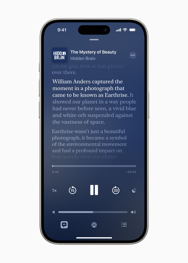 iPhone 15 Pro 上，Apple Podcast 顯示《Hidden Brain》podcast 中標題為〈The Mystery of Beauty〉的單集的即時顯示逐字稿。