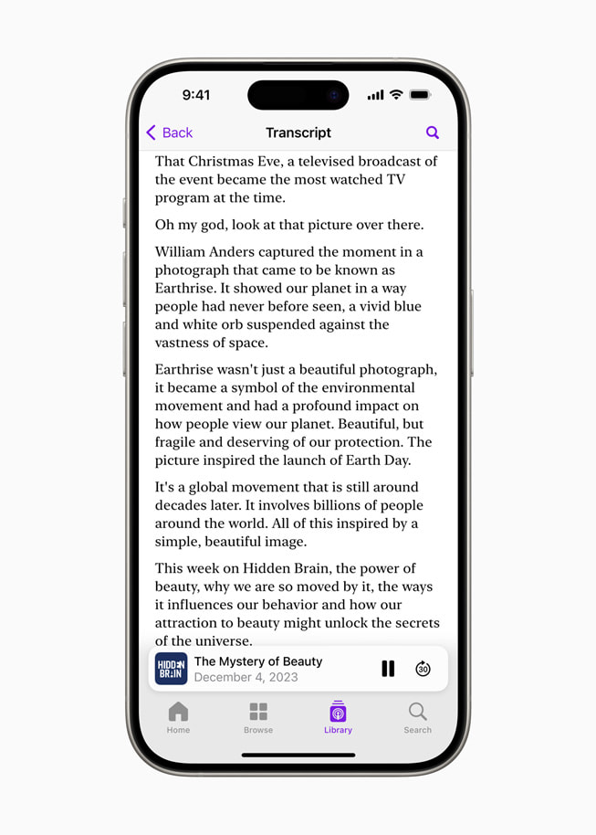 iPhone 15 Pro 上，Apple Podcast 顯示《Hidden Brain》podcast 中標題為〈The Mystery of Beauty〉的單集的靜態逐字稿。