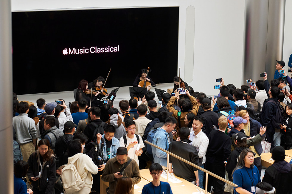 สมาชิกรุ่นเยาว์จาก Shanghai Symphony Orchestra ทำการแสดงใน Apple Jing’an ซึ่งเป็นส่วนหนึ่งของกิจกรรมในงานเปิดร้าน