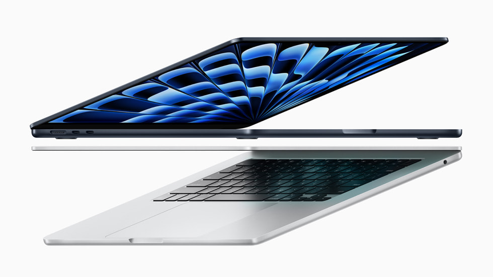 To nye MacBook Air-modeller er klappet sammen og vises skråt fra siden.