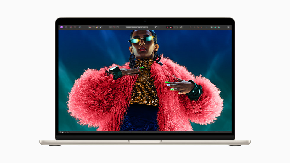 Et billede af en person i en lyserød, lodden frakke vises på den nye MacBook Air.
