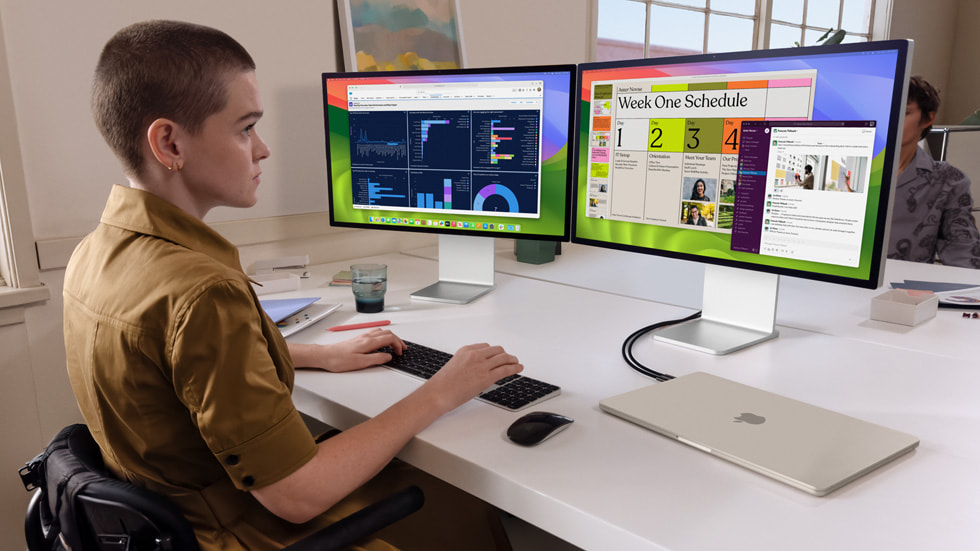 En person arbejder på den nye MacBook Air med to eksterne skærme.