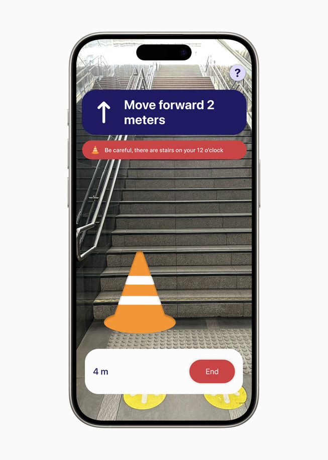 Zrzut z aplikacji PetaNetra na iPhonie 15 Pro. Widać komunikat, który mówi użytkownikowi, by podszedł dwa metry do przodu, a także ostrzeżenie przed schodami na godzinie 12. 
